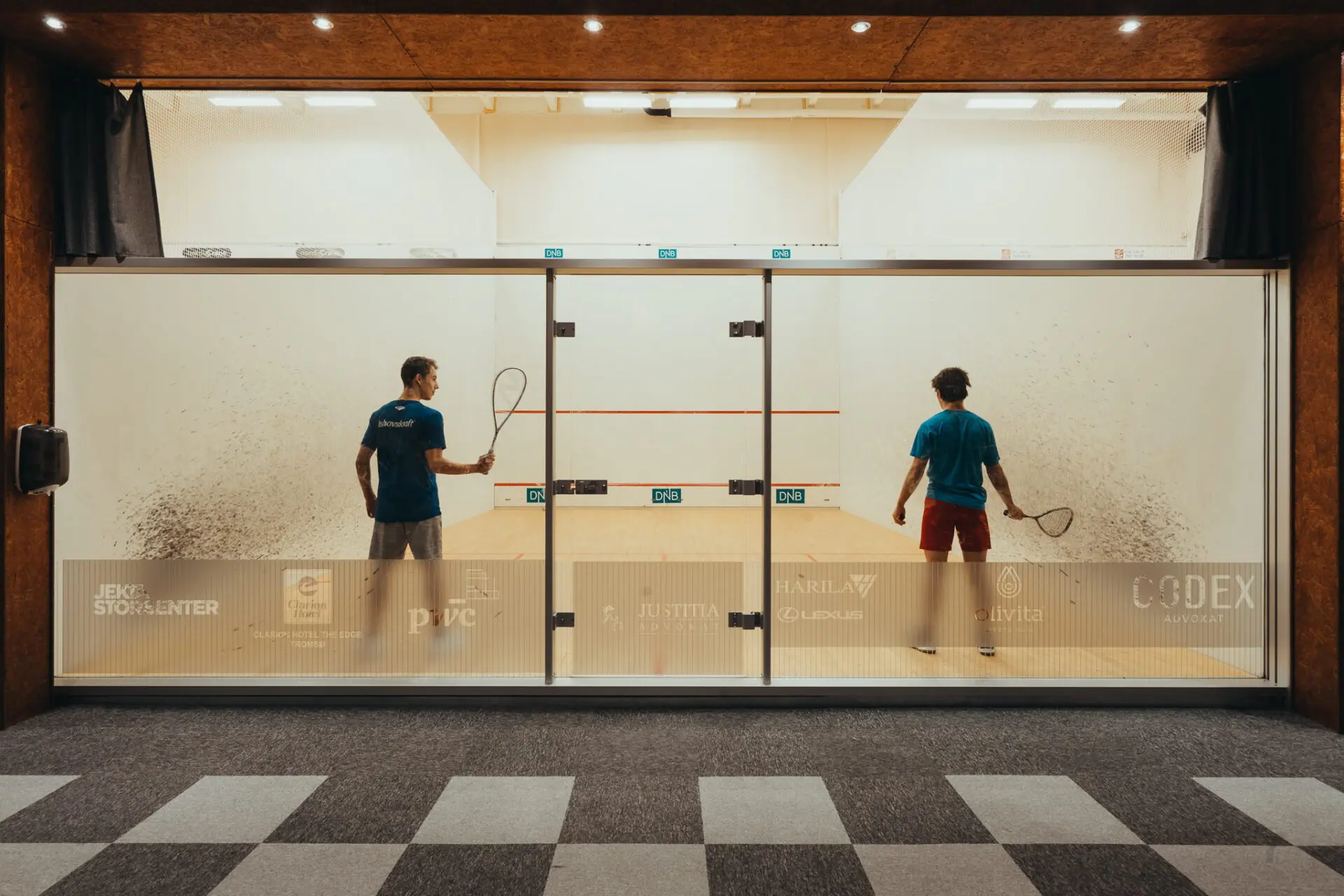 To personer som spiller squash