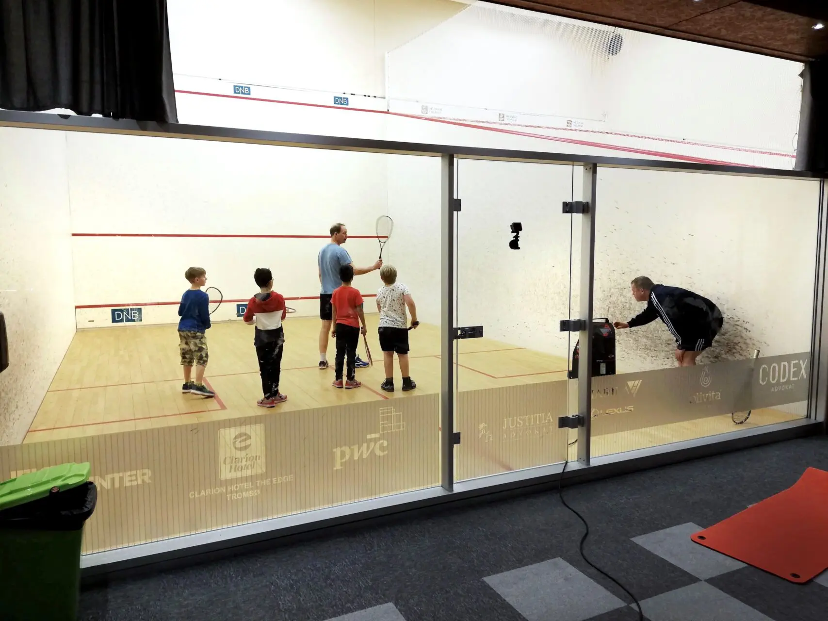 Barn som lærer å spille squash